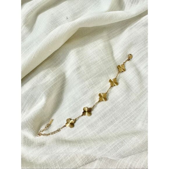Four leaf flower delicate chain link bracelet - Picture 1 of 3
